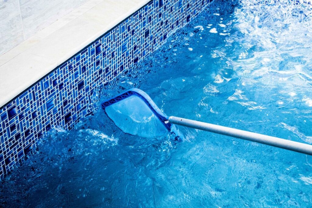 Os cuidados com a piscina em época de chuva, devem ser redobrados. É normal que o uso de piscinas em residências seja bastante reduzido.