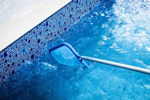 Os cuidados com a piscina em época de chuva, devem ser redobrados. É normal que o uso de piscinas em residências seja bastante reduzido.
