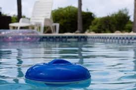 flutuador na manutenção da piscina